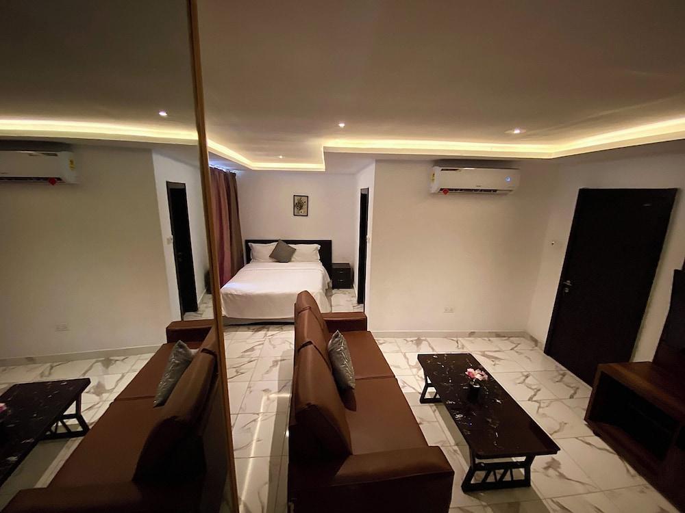 Luxurious 1 Bedroom Apartment with  Pool