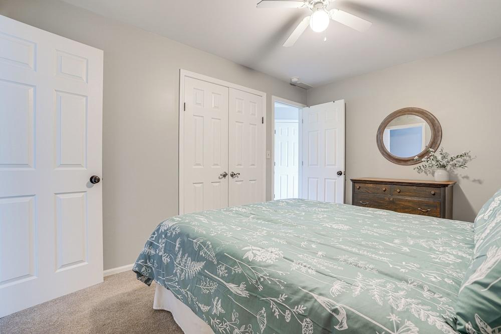 Benton Harbor Home w/ Fire Pit - 2 Mi to Beach!