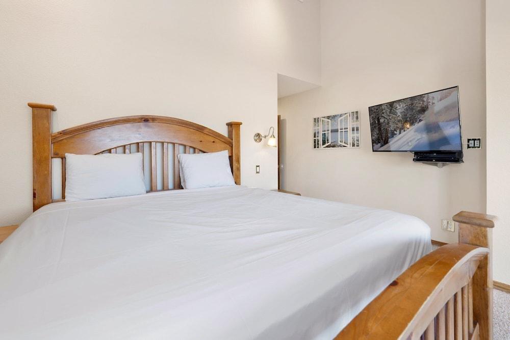 Forest Shores Lake View Condo #2250