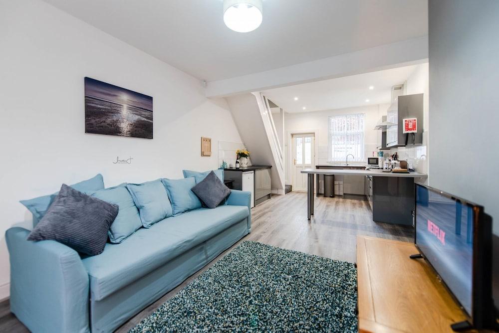 Liverpool Harrow Road Sleeps 6- Infinity Apartment