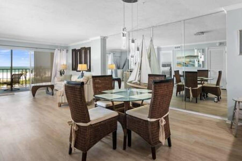 Siesta Beach Retreat Poolside Paradise 2BR Condo