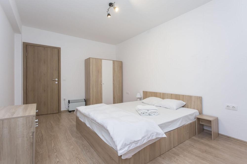 Bright 1bdr Apartment Near Center - Free Parking