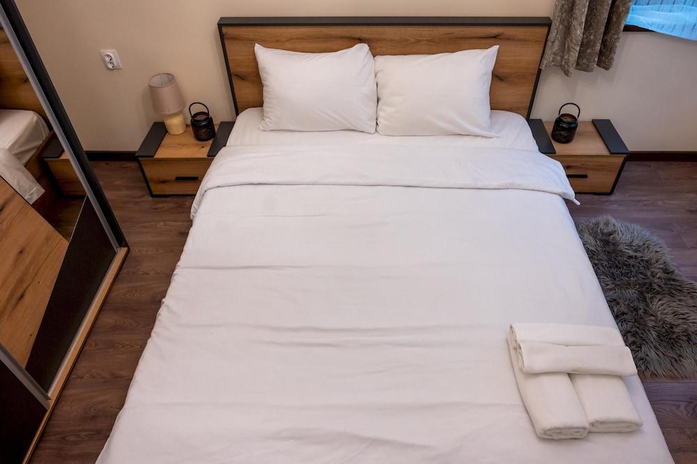 Design 1bdr Apartment in Top Center - Free Parking