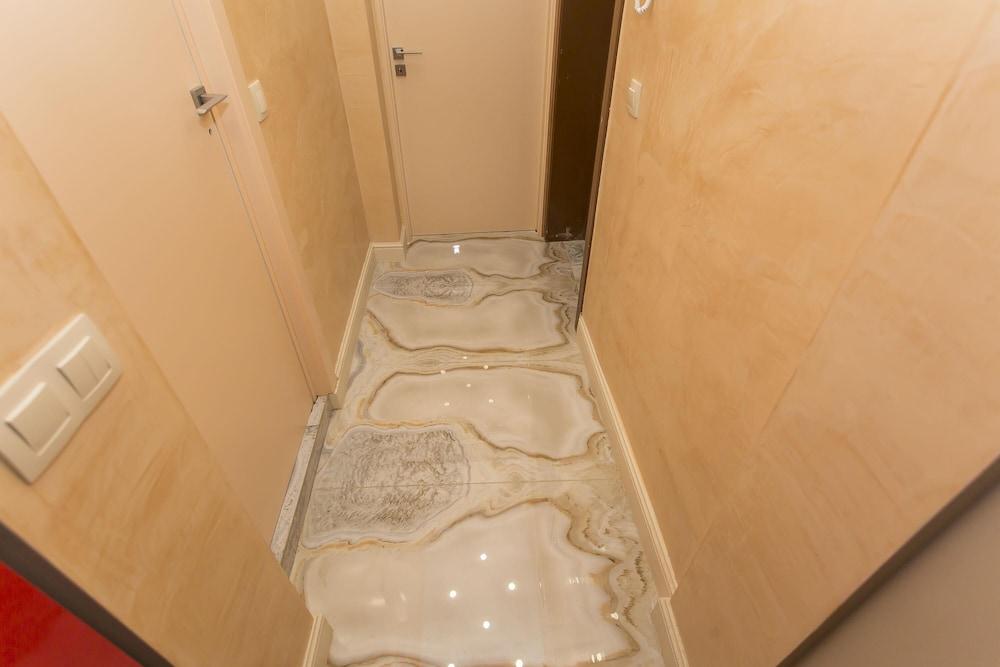 Elegant 2bdr Apartment With a Balcony