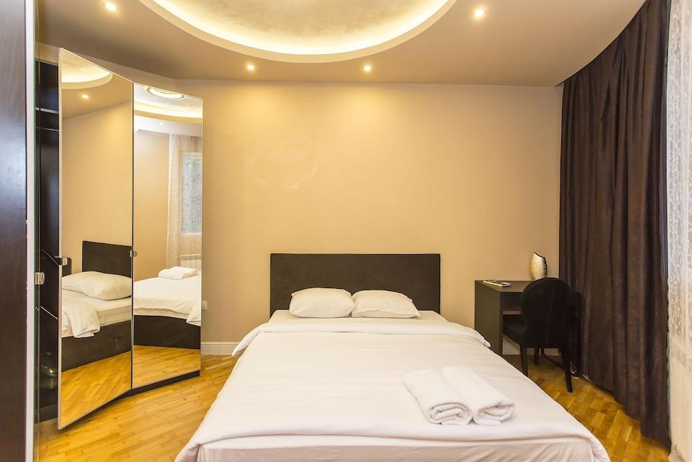 Elegant 2bdr Apartment With a Balcony