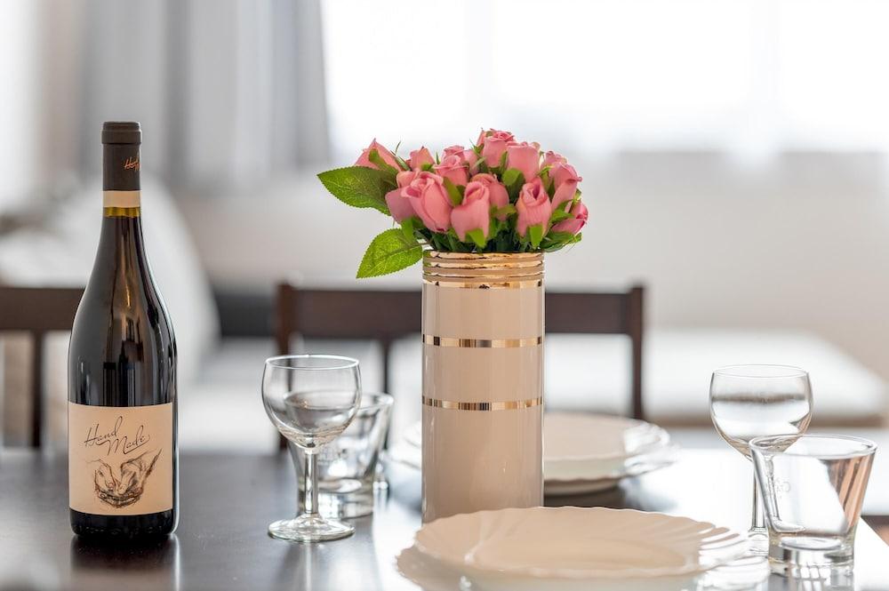 Sunny 1bdr Apartment Near Center