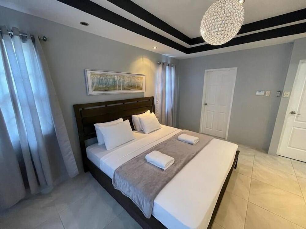 Pool and Jacuzzi Vacation Home