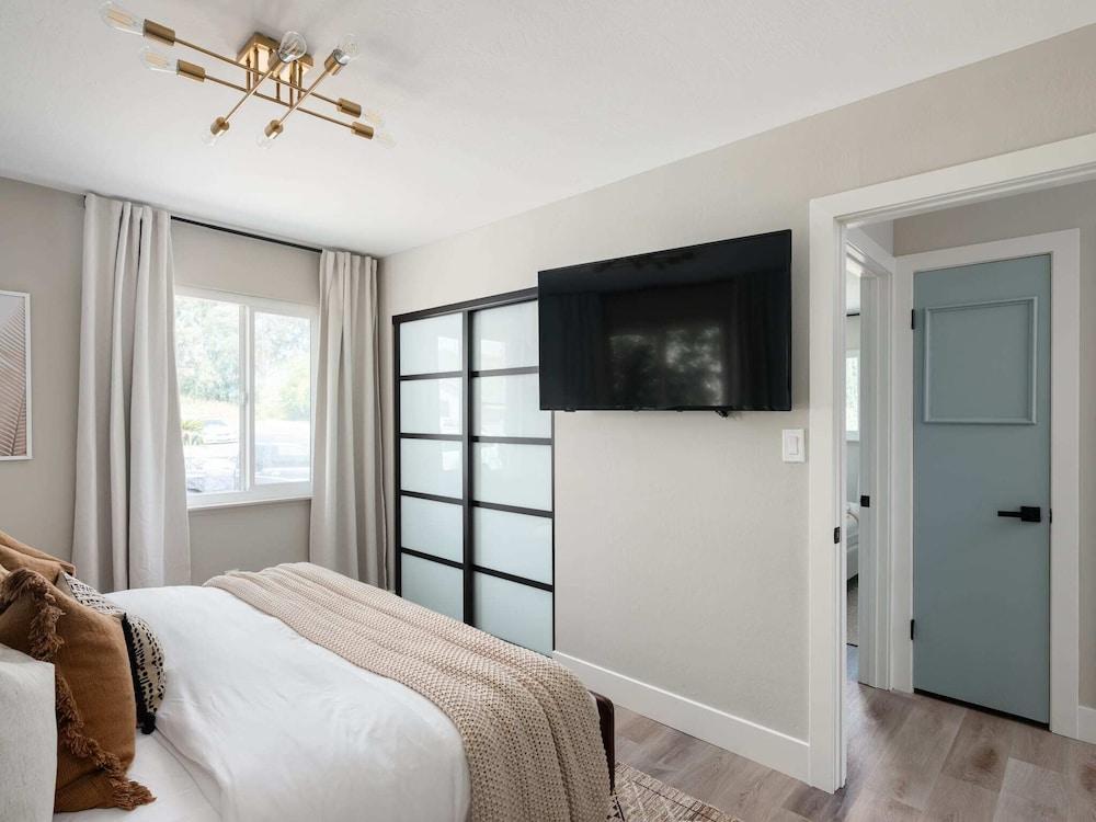 Peaceful 4br With Fire Pit and Huge Yard