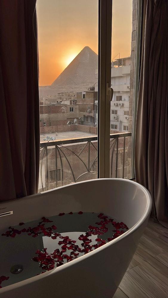 Jimmy Pyramids Hotel