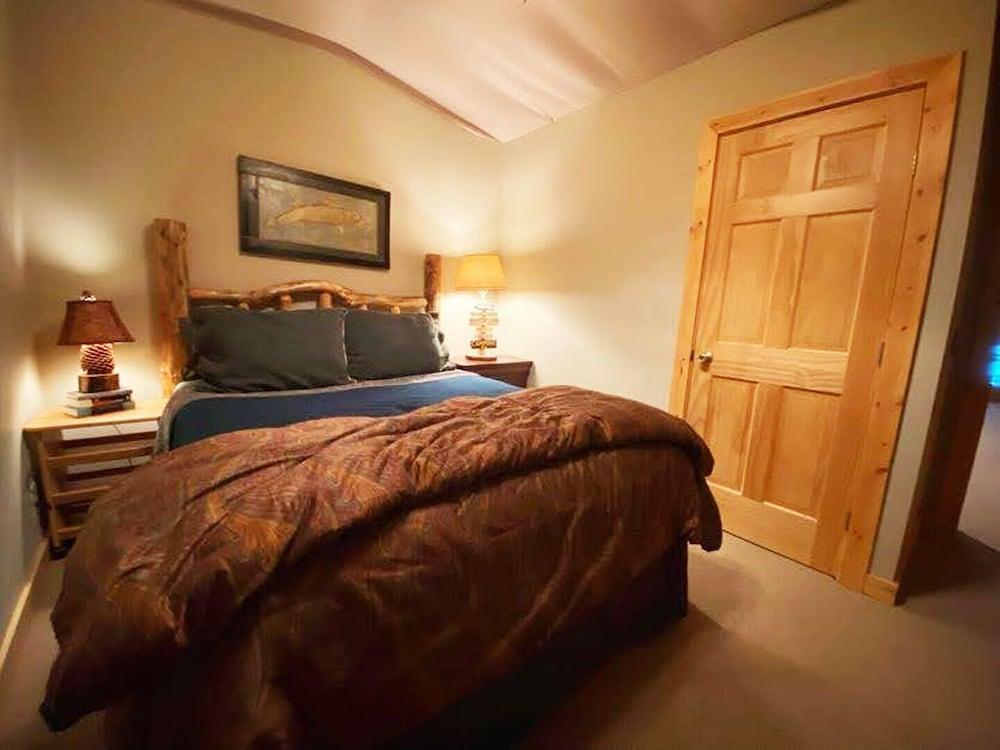 Grand View Log Cabin