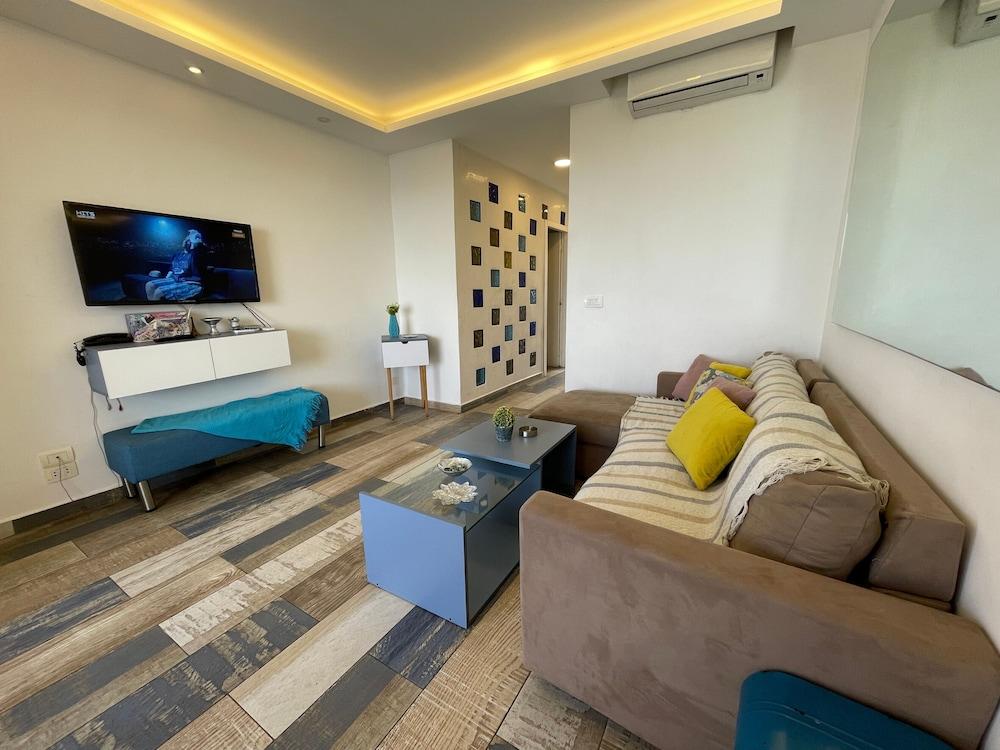 1 Bed Chalet - Sleeps 2 - Pets - Pool - Smoking