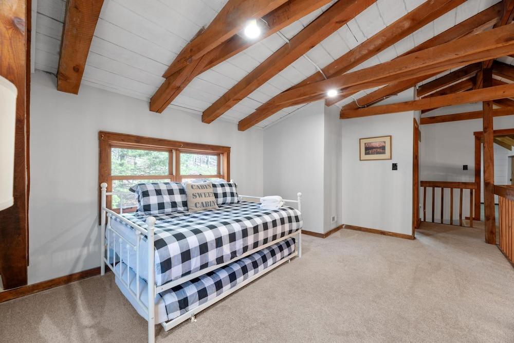 Cabin in the Trees, Hot Tub, Fire Pit