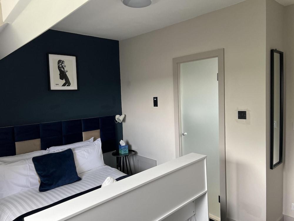 House-sleeps 8-parking-pets Ok-station Close