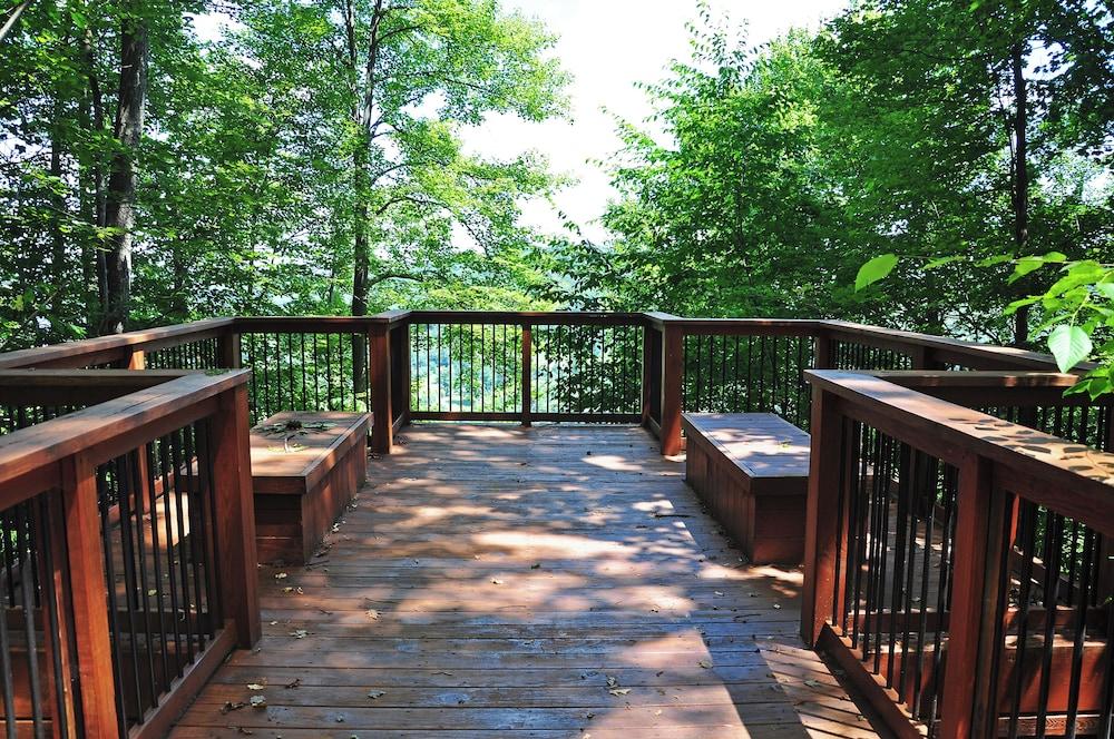 Black Swan by Taylor Made Deep Creek