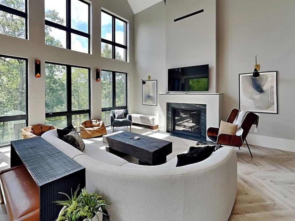 Black Swan by Taylor Made Deep Creek