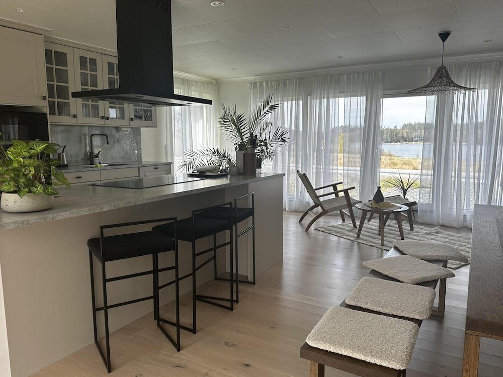 Captivating 3-bed Villa in Halanda With Lake View