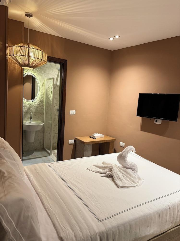 Palm Desert Pyramids Hotel