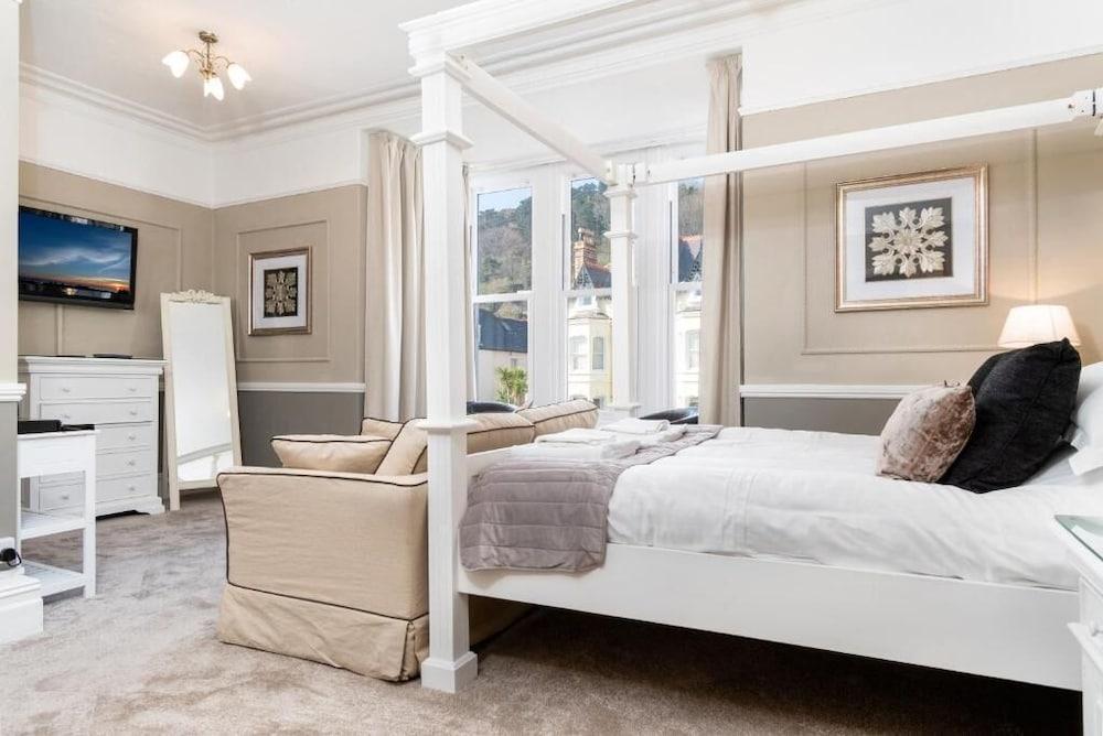 Lansdowne House with Private Car park