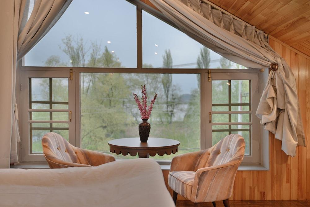 Tree of Life Lakeside Cottage Srinagar