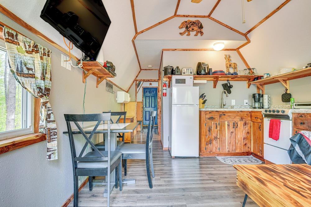 Inviting Des Arc Cabin w/ Fire Pit + Deck!