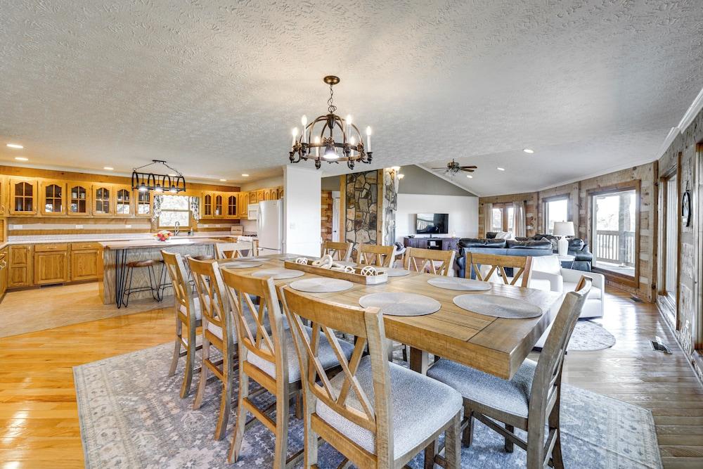 Panoramic Mtn Views: Spacious Tennessee Home!