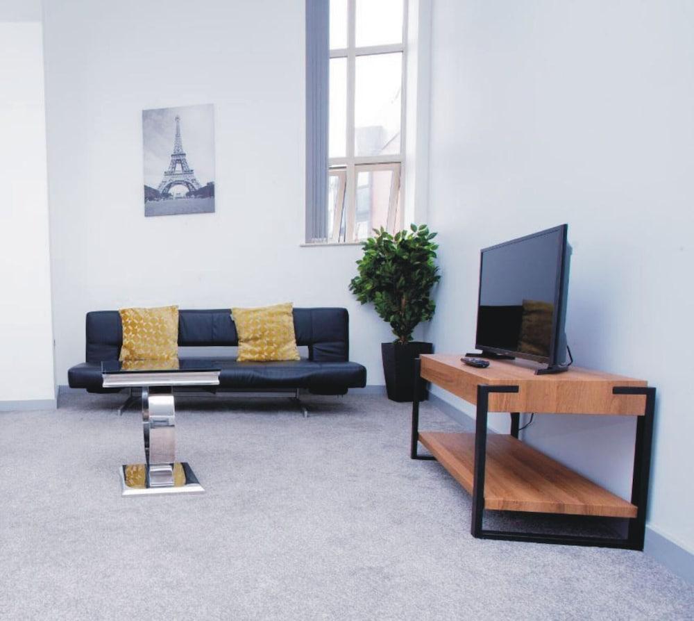 Spacious Urban City Apartment