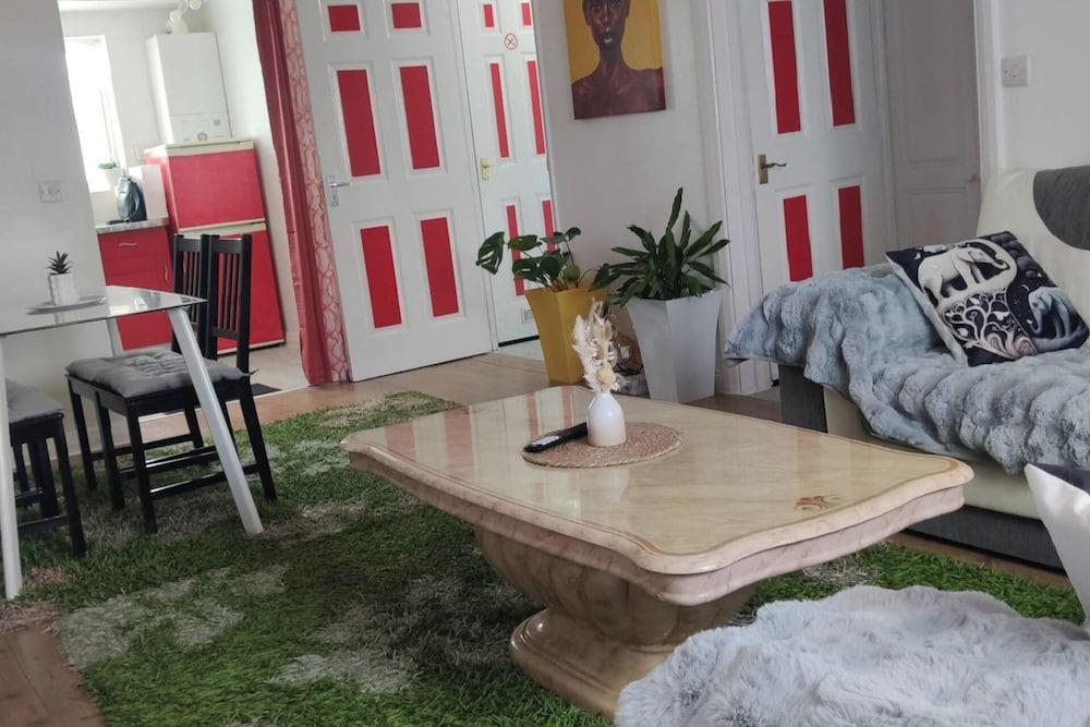 Apartment - Sleeps 5 - Parking - Station Close