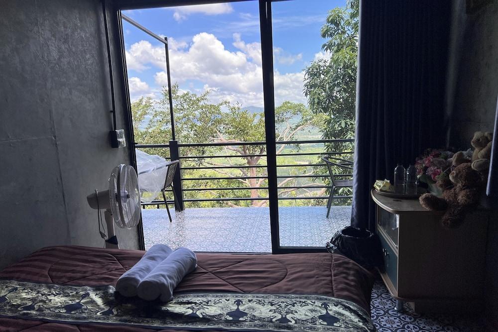 Kuan Khan Lao The Nine Bistro