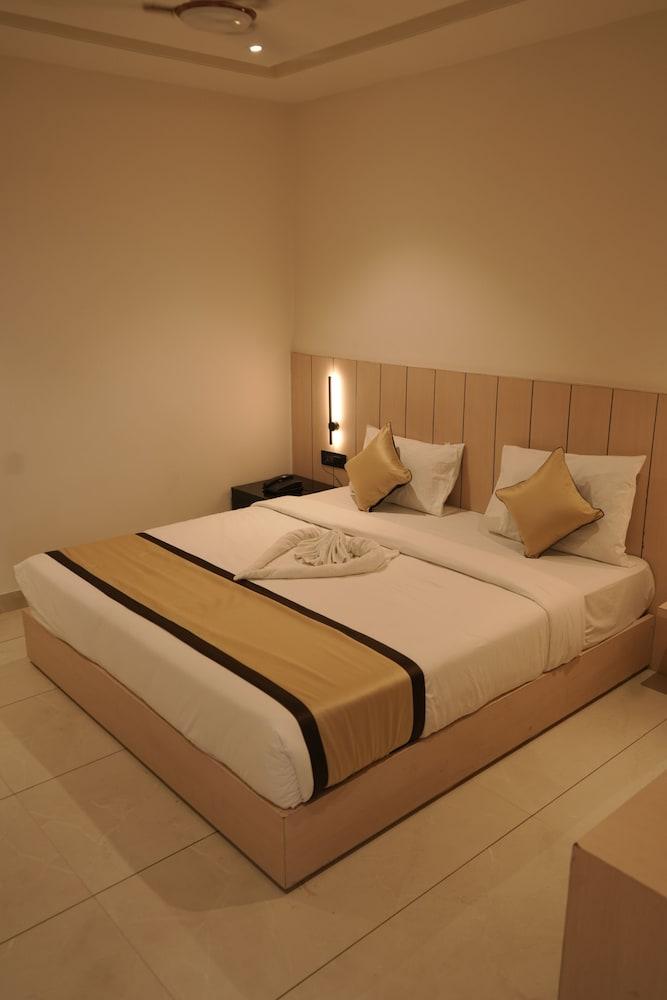 CROWN PARK LUXURY HOTEL