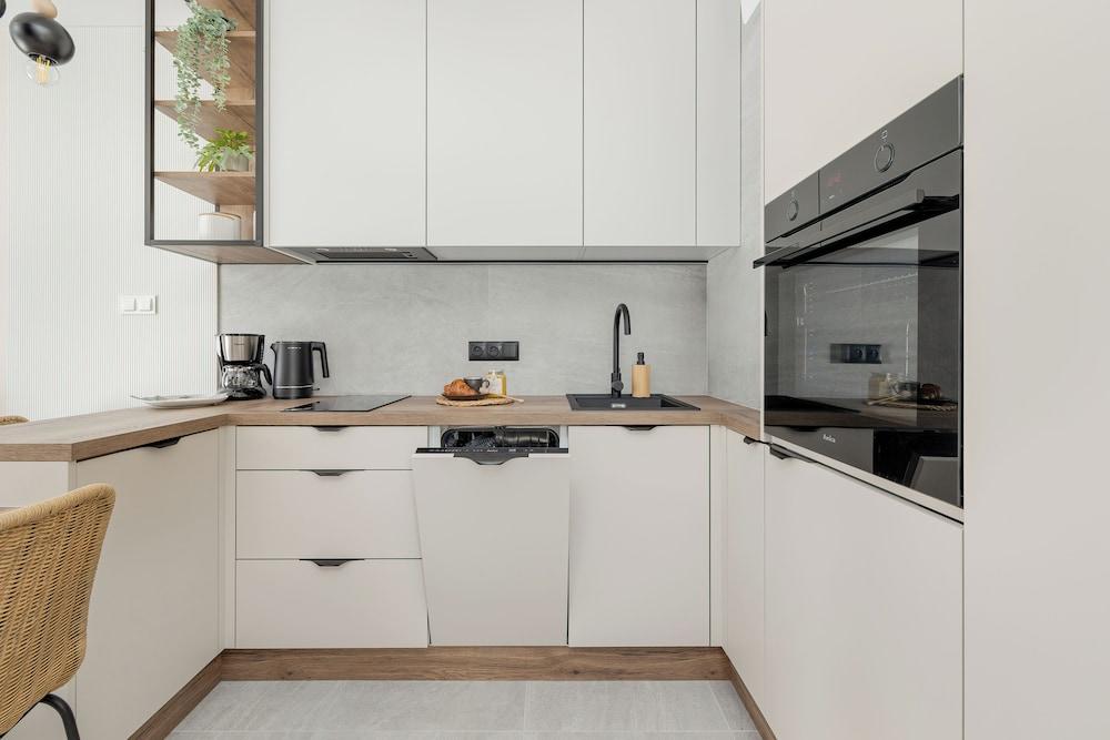 Apartment With Parking by Renters