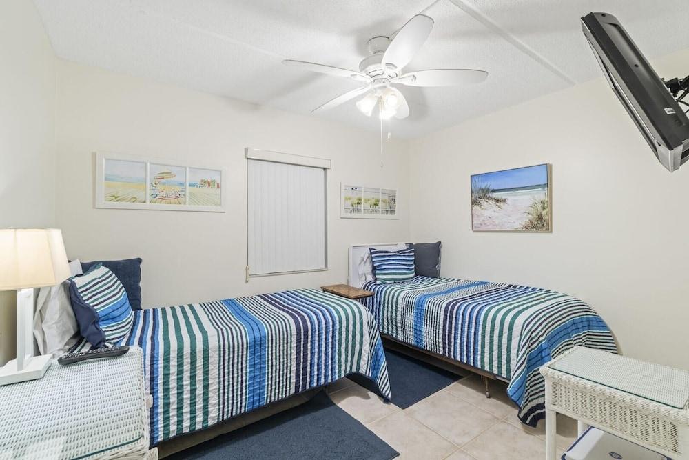 Life's A Beach~oceanfront 2 Bedroom Condo by RedAwning