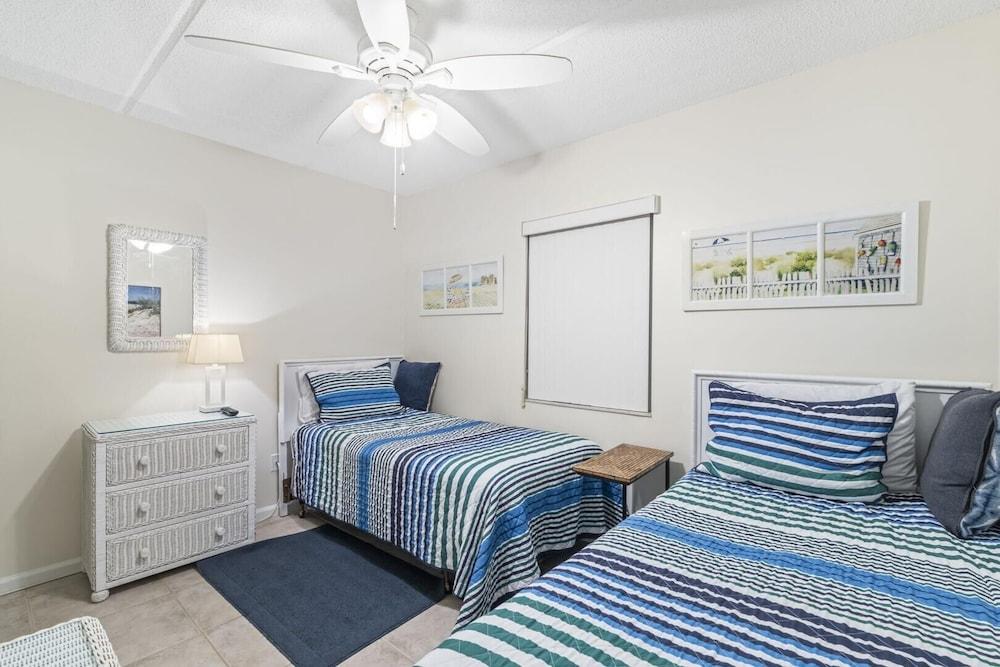 Life's A Beach~oceanfront 2 Bedroom Condo by RedAwning