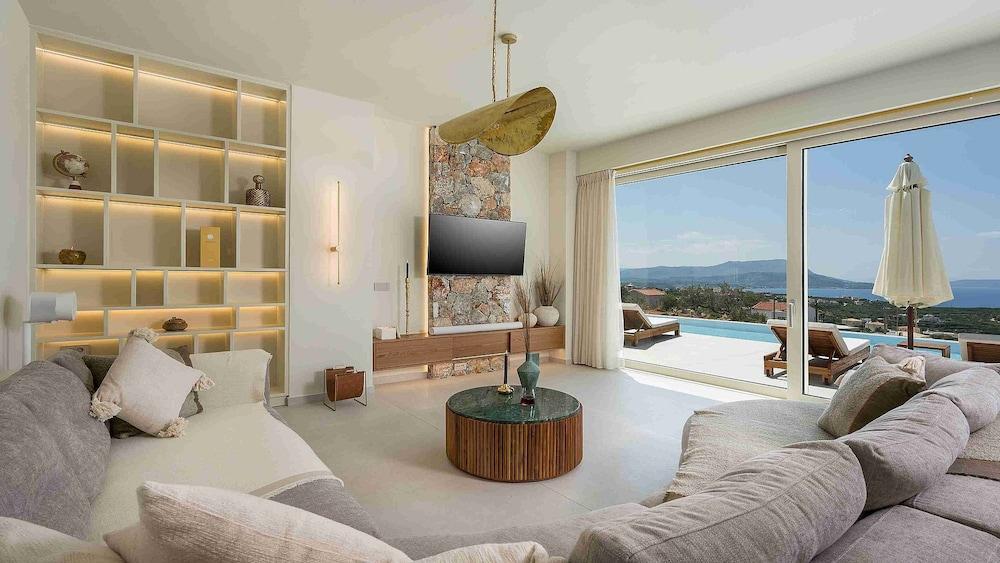 An Elegant villa in Kokkino Horio