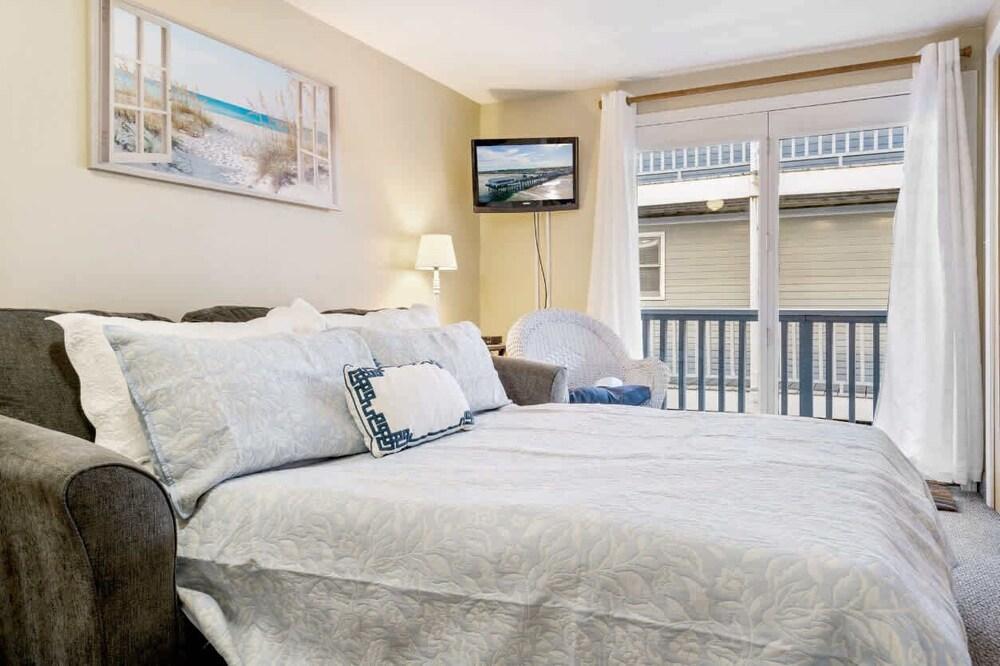 All is Wells Incredible Location! Walk to Beach