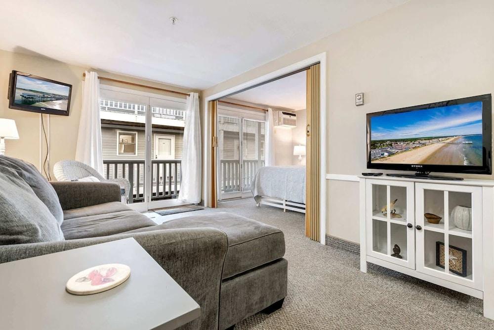 All is Wells Incredible Location! Walk to Beach