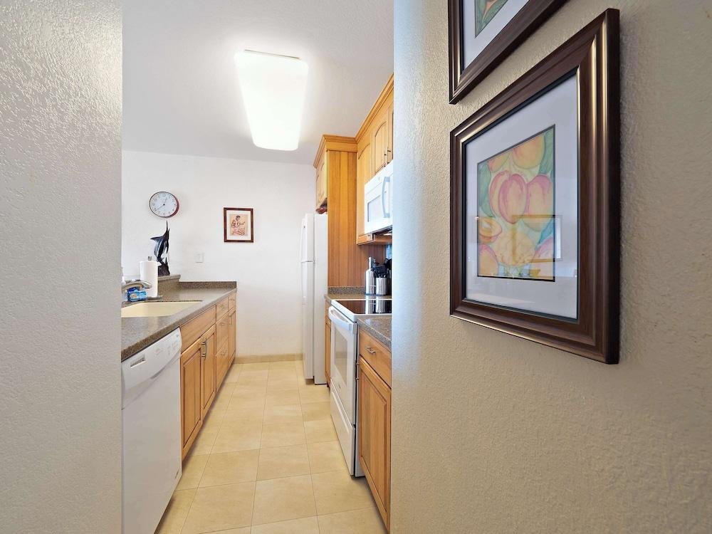 Kona Reef F2 Charming Oceanfront Condo for 4!