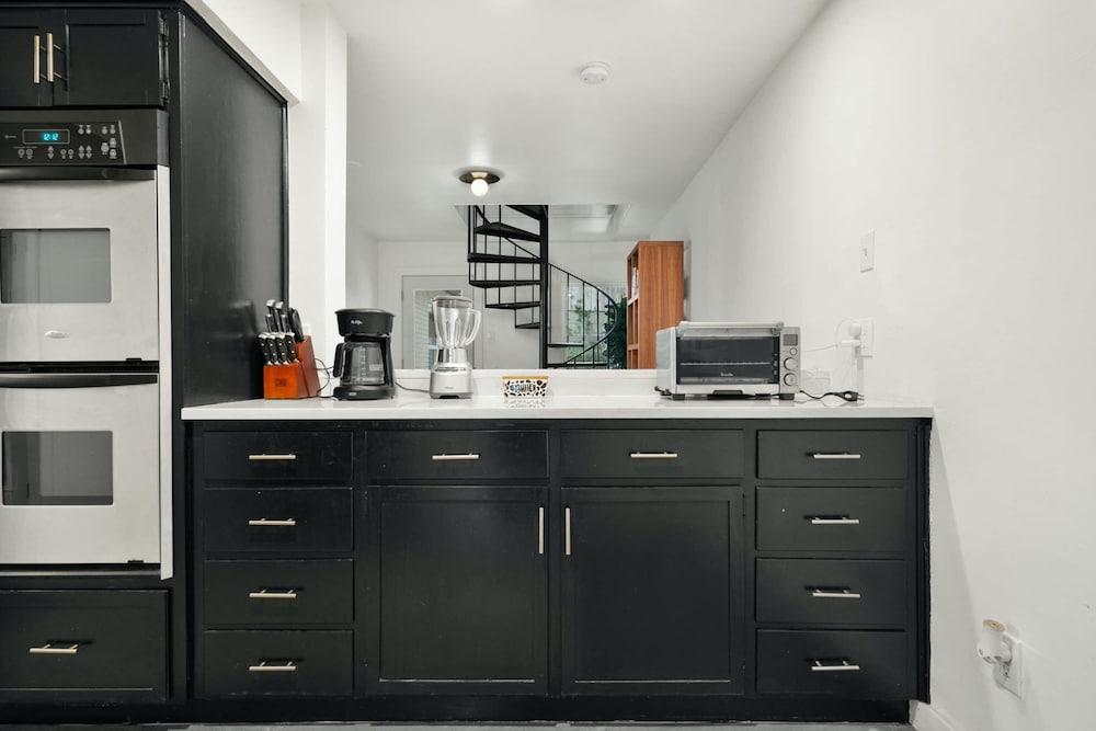 4 Bedroom Near Soco With a Private Pool & Sauna