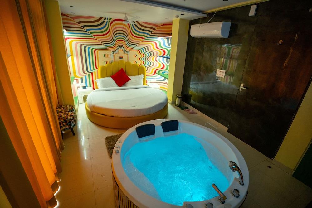 Orsom Stays Sassy - Sector 42