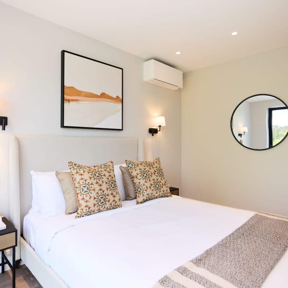 The Temple Fortune Crib - Lovely 3bdr House With Balcony and Parking