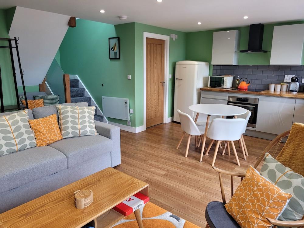 Forest Cedar Lodge, Cinderford, Sleeps 4