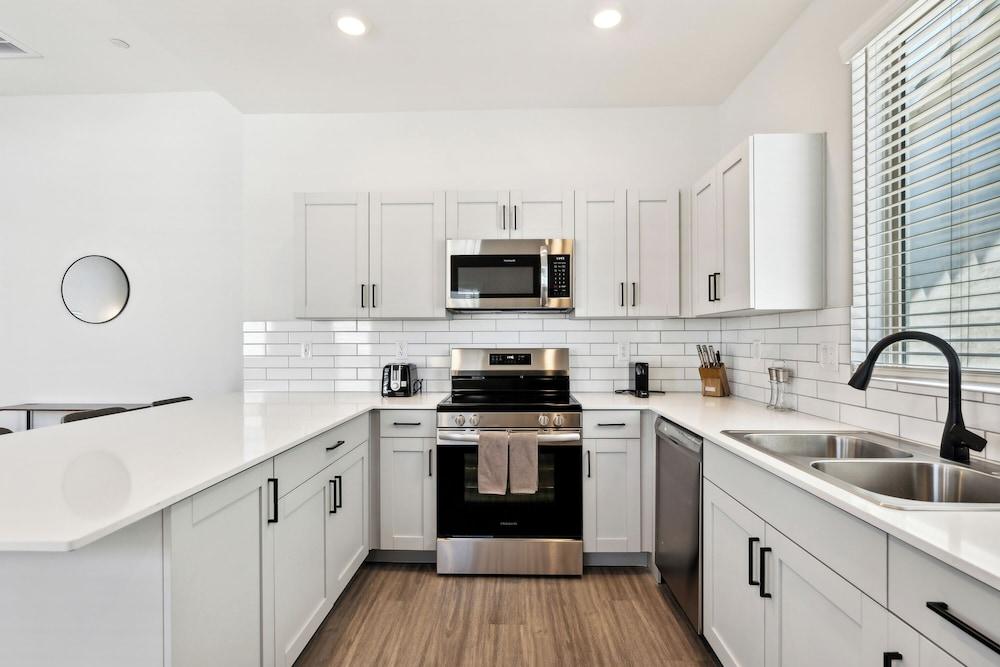 Sunny Contemporary Home with Pool BBQ