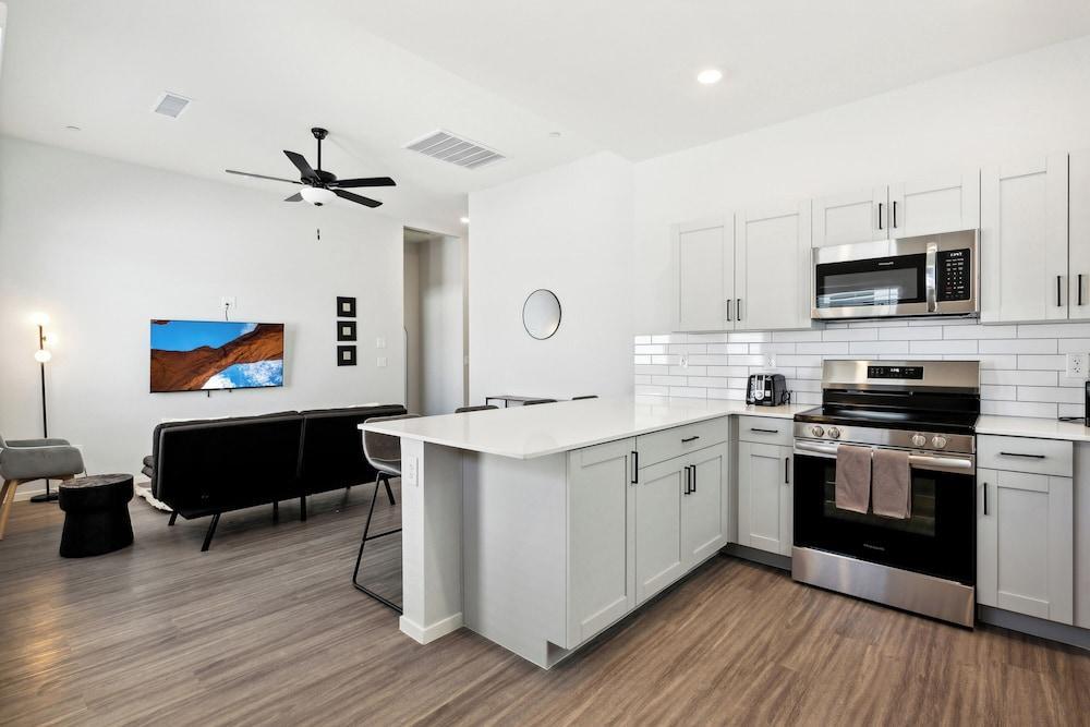 Dreamlight Modern Home with Pool and BBQ