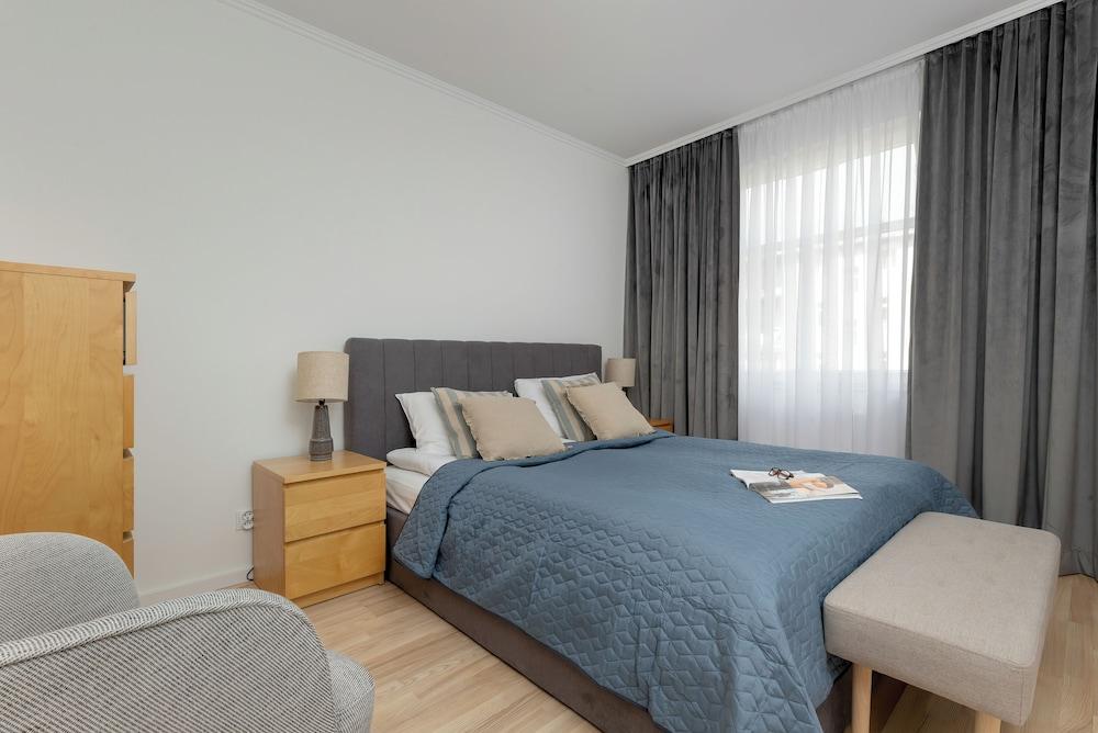 Spacious Apartment With Desk by Renters