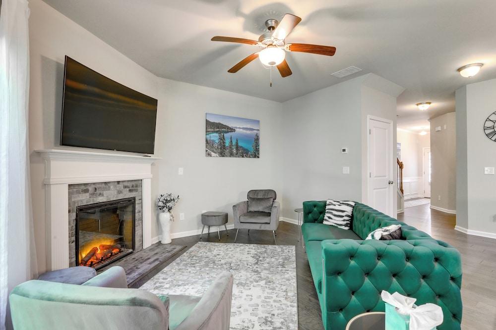 Chic Doraville Townhome: Central Location!