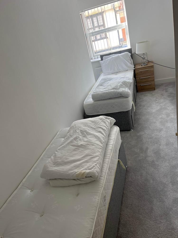 Modern 3 Bedrooms Apt. 01 - Camberley