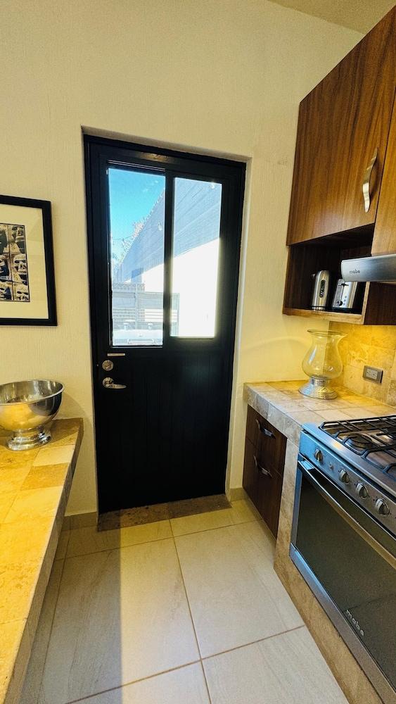 Ajijic Modern 1 Bedroom Guesthouse -patio - BBQ - Bikes - Gym - Pickleball Court