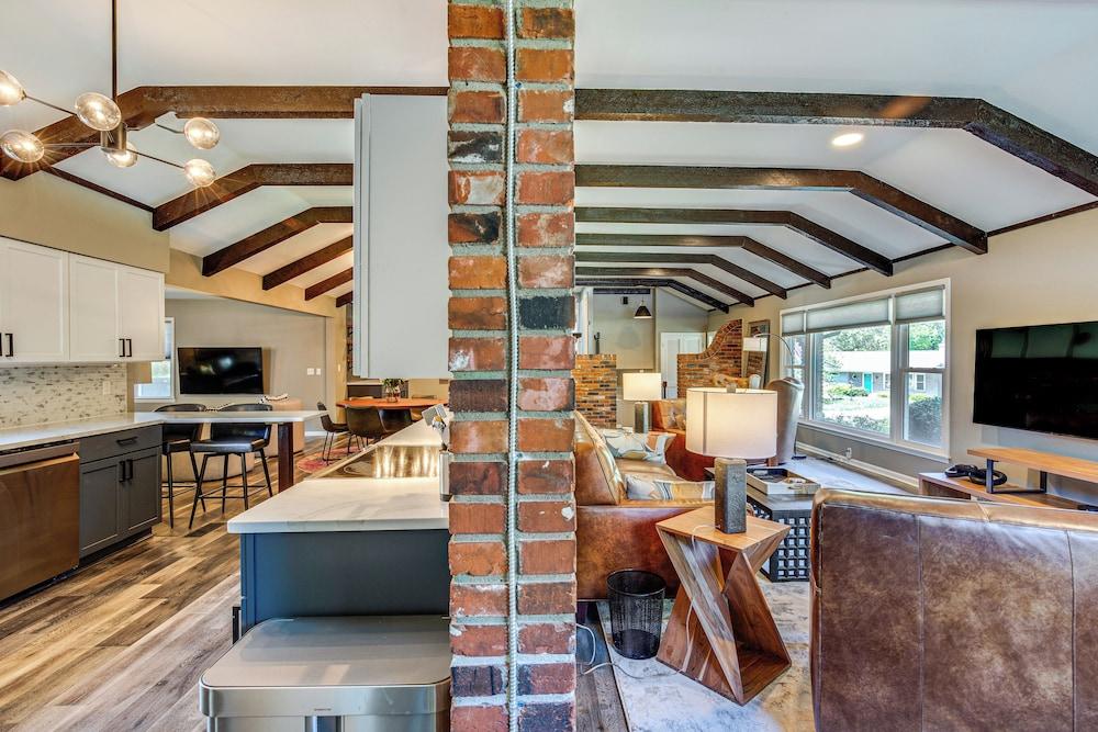 Chic Family-friendly Home in Riverside: 7 Mi to KC