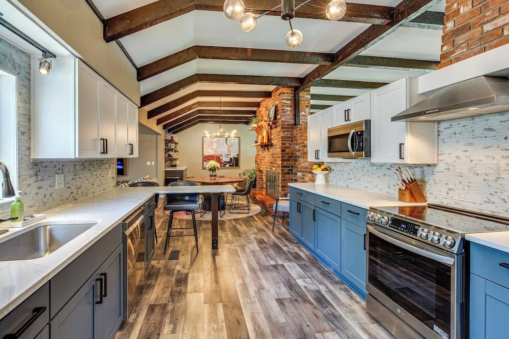Chic Family-friendly Home in Riverside: 7 Mi to KC