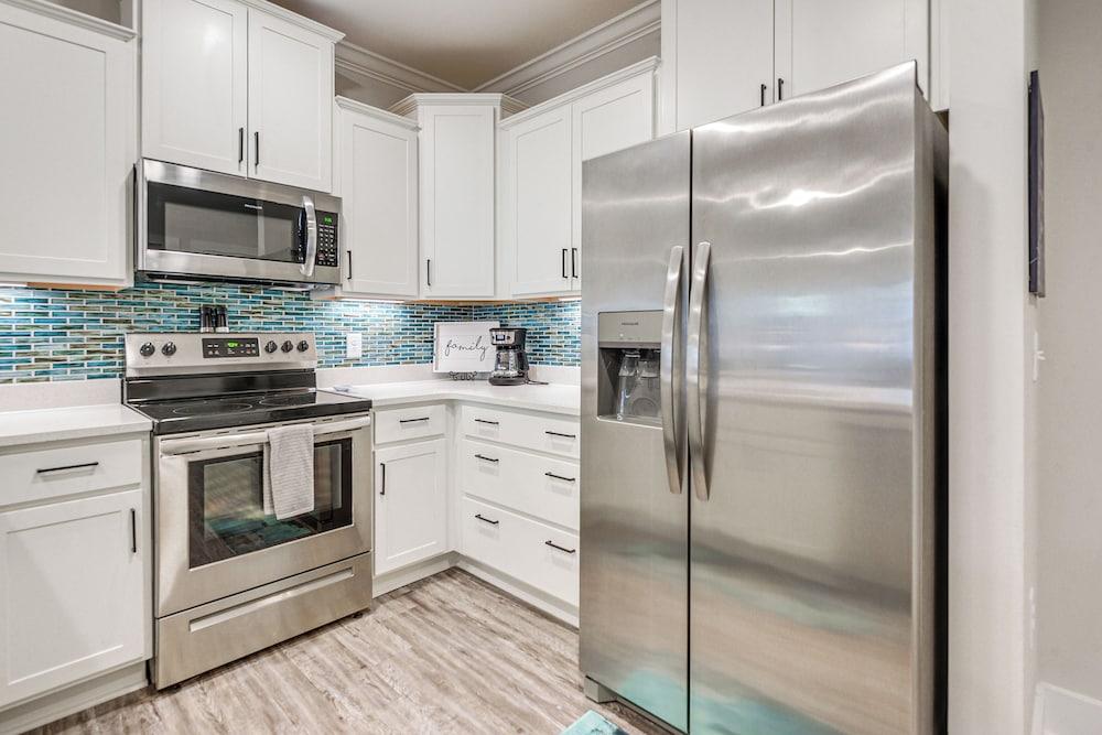 Gorgeous Calabash Condo w/ Balcony & Pool Access!