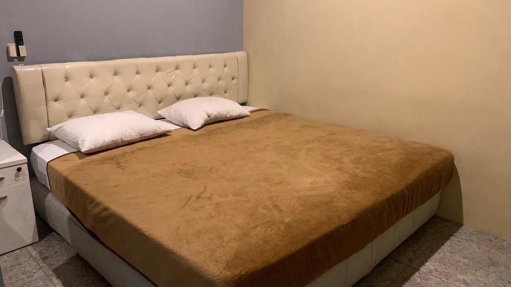 Deluxe Suite And Room